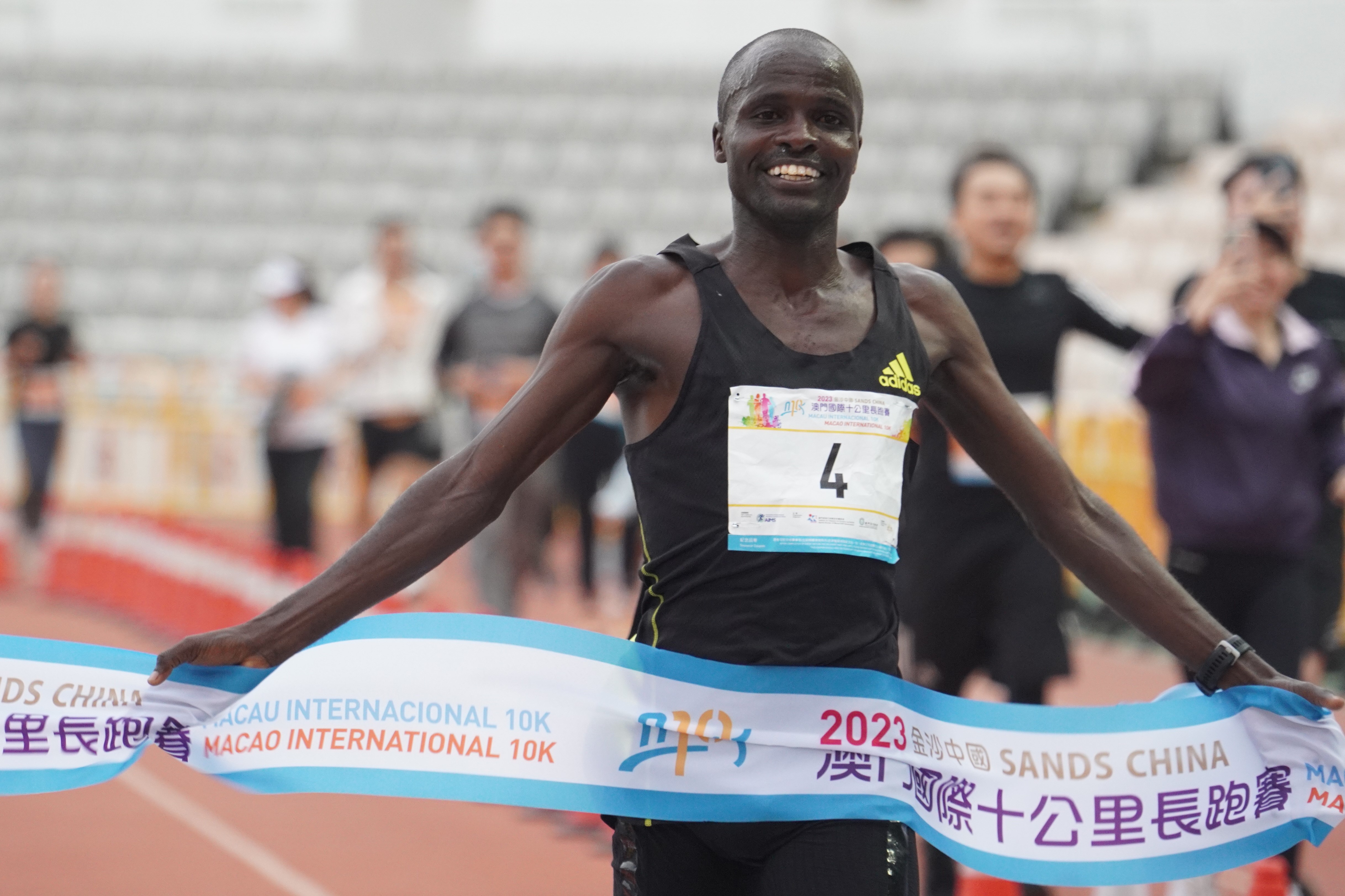3 肯亞選手EDWIN CHERUIYOT SOI最快衝線.JPG